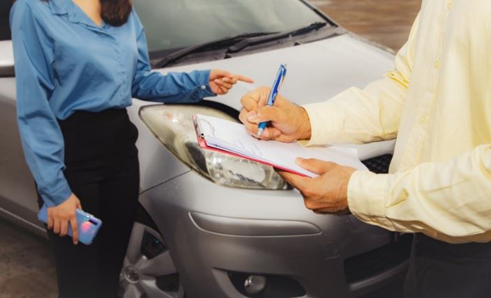 woman talking to investigator after car accident