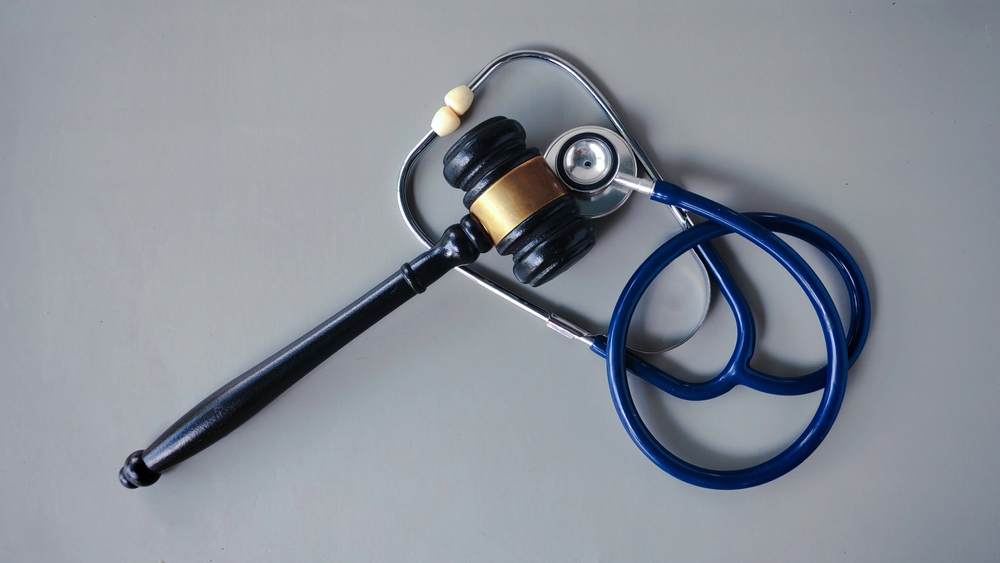 A judge’s gavel placed beside a stethoscope symbolizing medical and legal negligence cases.